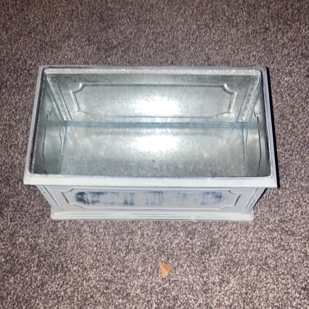 Rustic tin Box - Picture 2 of 4